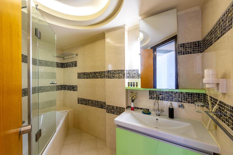 Double Room with Pool View image 2
