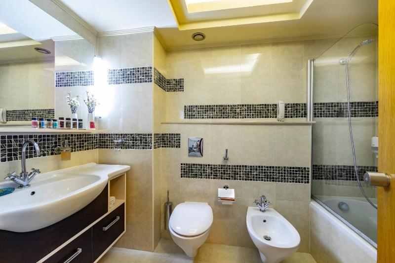 Twin Room with Garden View image 2