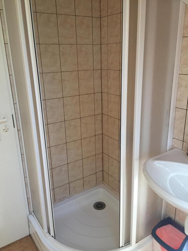 Triple Room with Shared Bathroom image 3