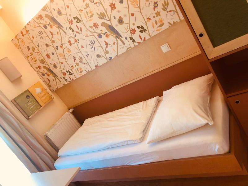 Single Room image 4