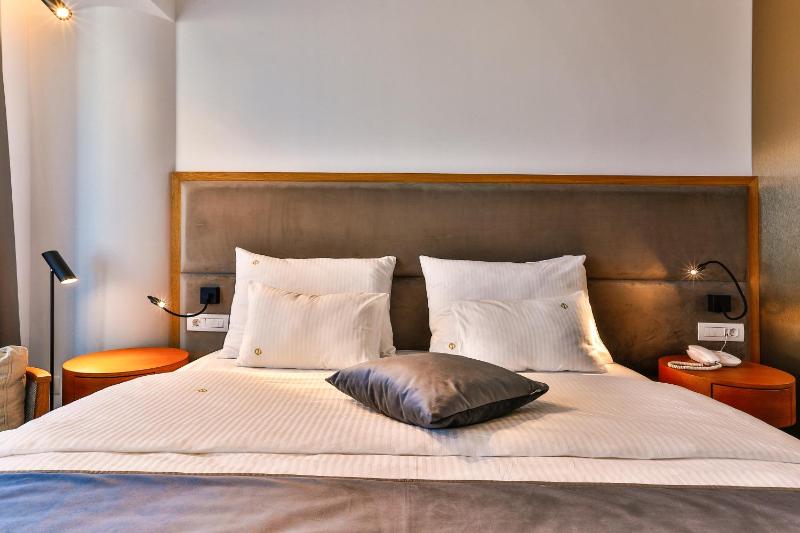Small Double Room image 3