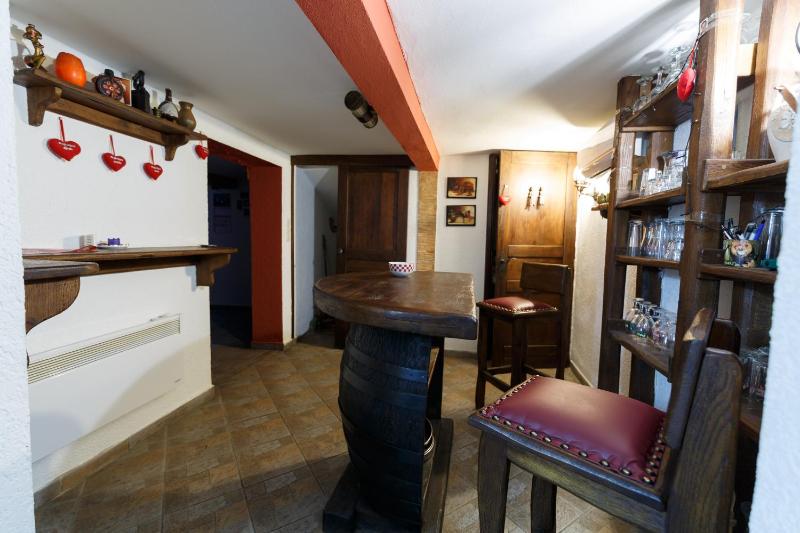 One-Bedroom Apartment image 2