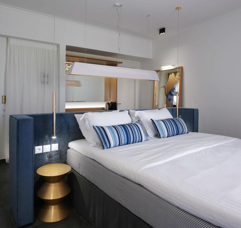 Deluxe King Room with Sea View image 2