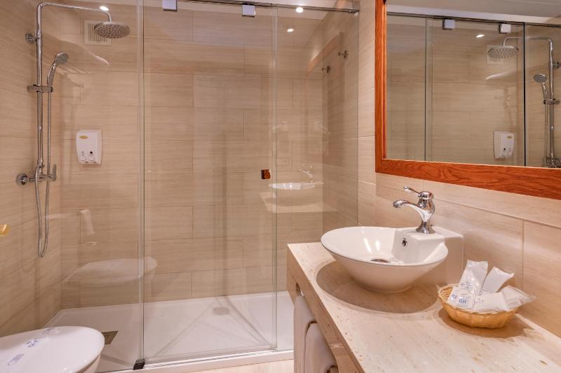 Double or Twin Room with Extra Bed and Balcony (2 Adults + 1 Child) image 3