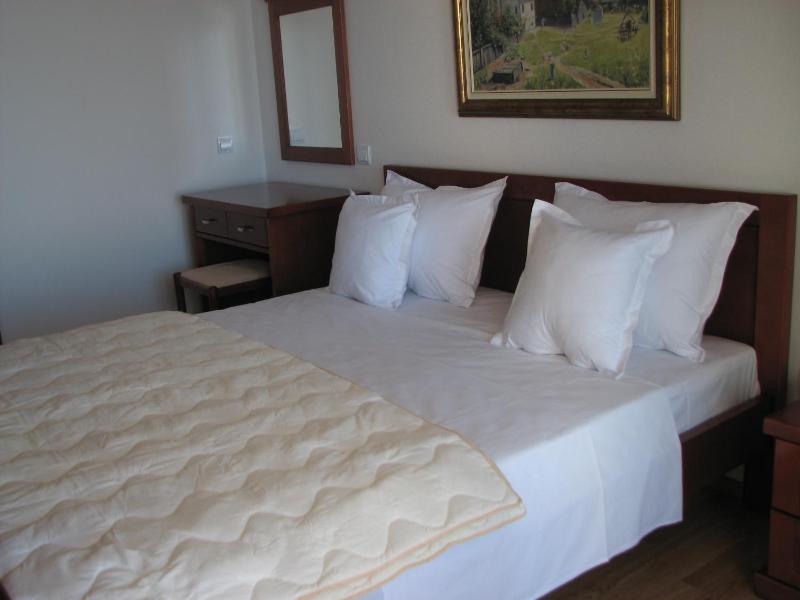 One-Bedroom Apartment with Terrace and Sea View image 4