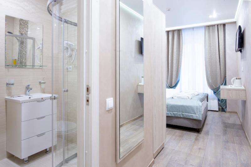 Classic Double Room image 3