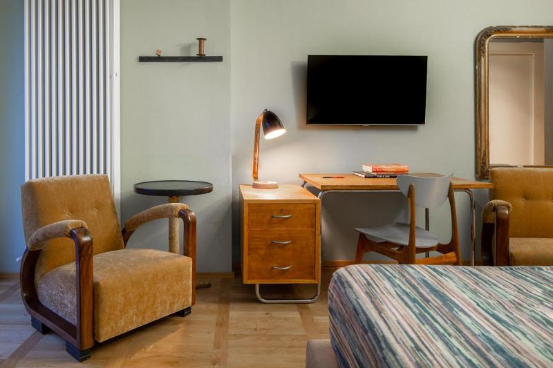 Deluxe Double Room with Balcony image 2