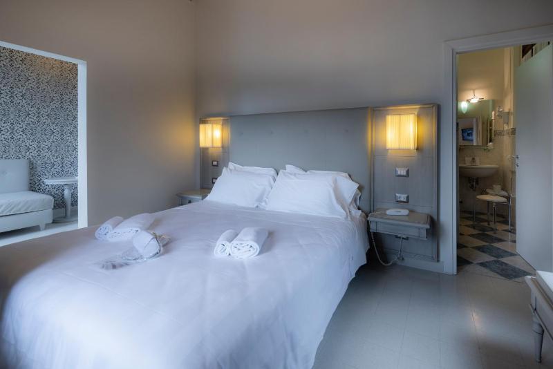 Deluxe Double Room with Balcony image 4
