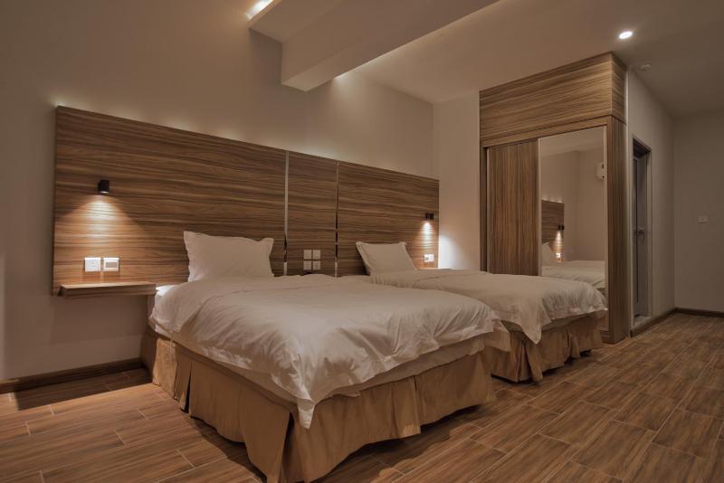 Standard Twin Room image 3