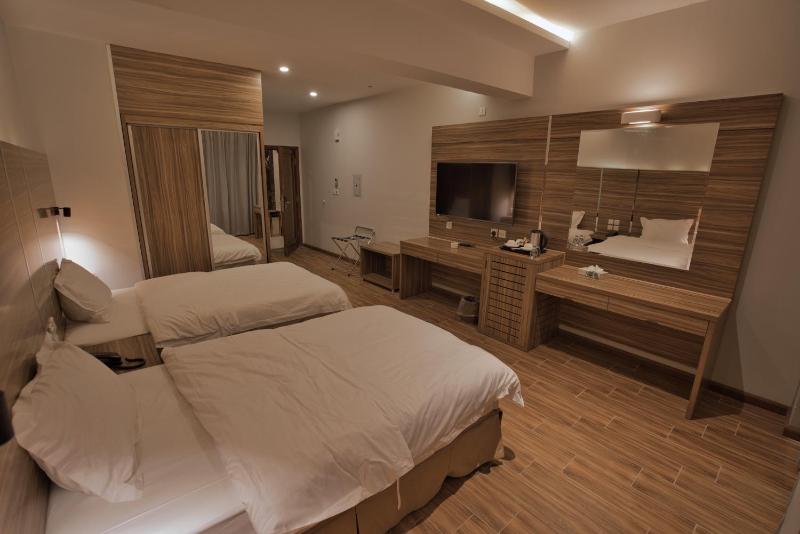 Standard Twin Room image 4