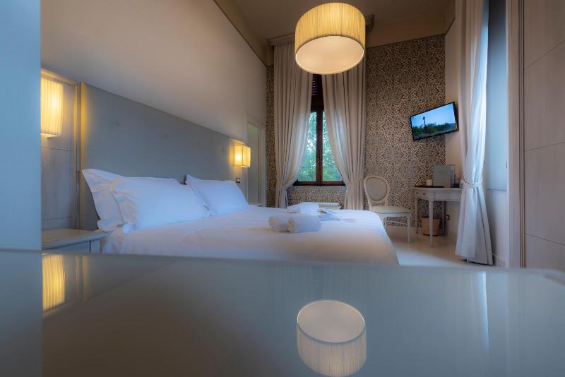 Deluxe Double Room with Balcony image 3