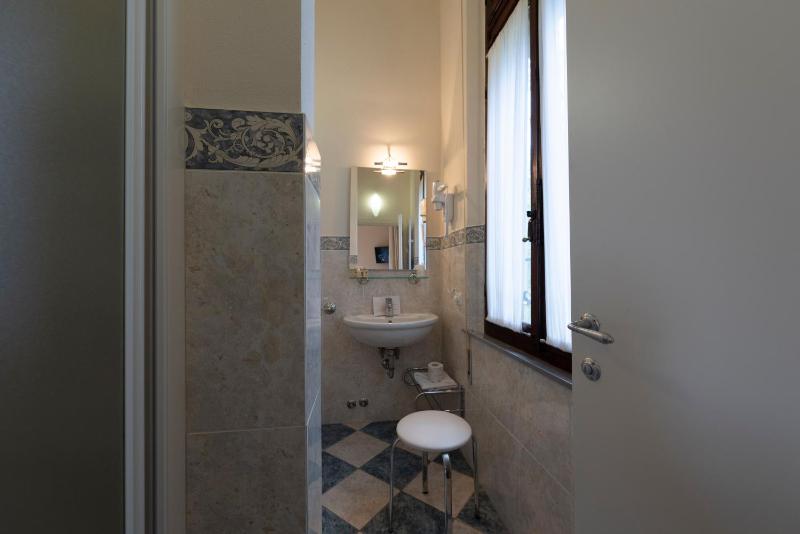 Deluxe Double Room with Balcony image 2