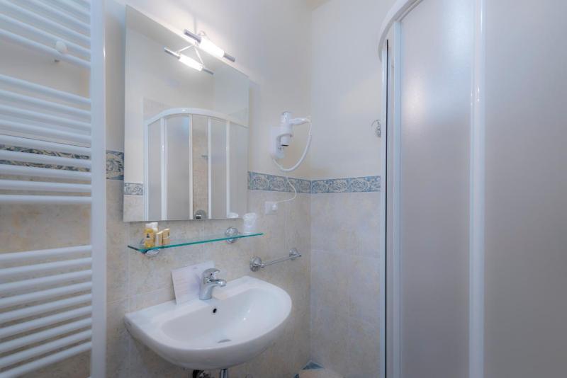 Classic Double Room with Small Double Bed image 2