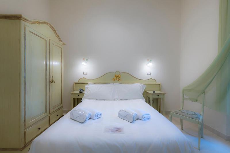 Classic Double Room with Small Double Bed image 3