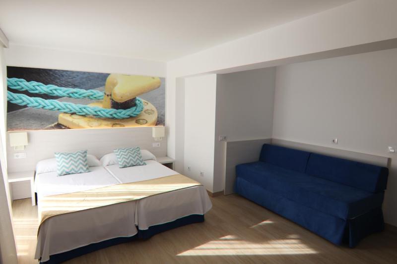 Twin Room with Balcony with Aircon/Heating image 4