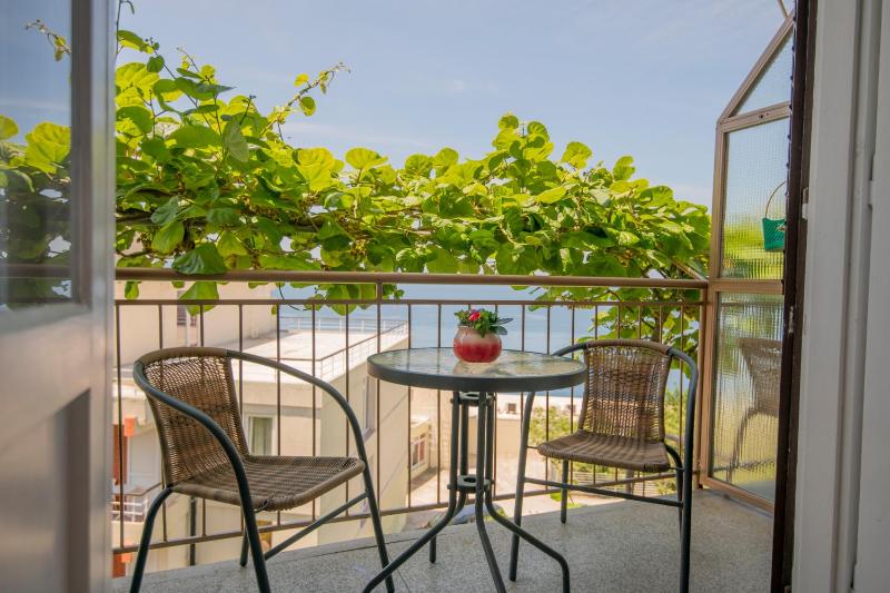 Double Room with Balcony and Sea View image 3