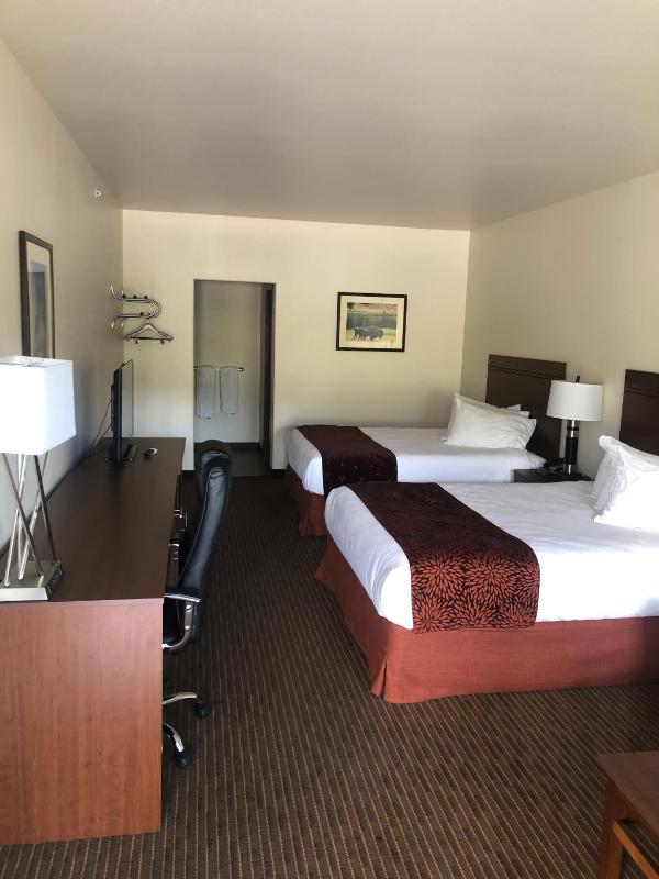 Queen Room image 3