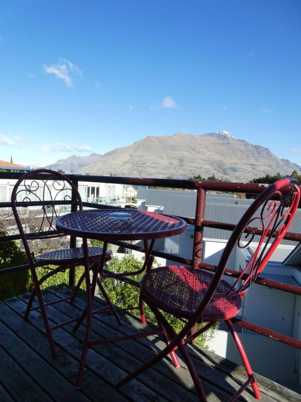 One-Bedroom Apartment with Lake View image 1