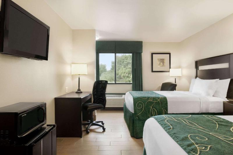 Deluxe Double Room - Mobility Access/Non-Smoking image 3
