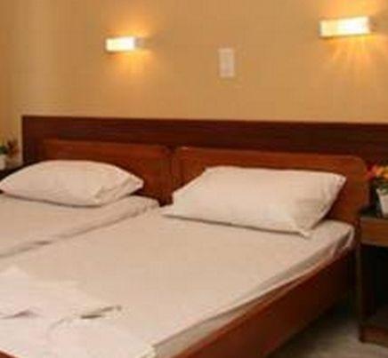 Economy Triple Room image 1