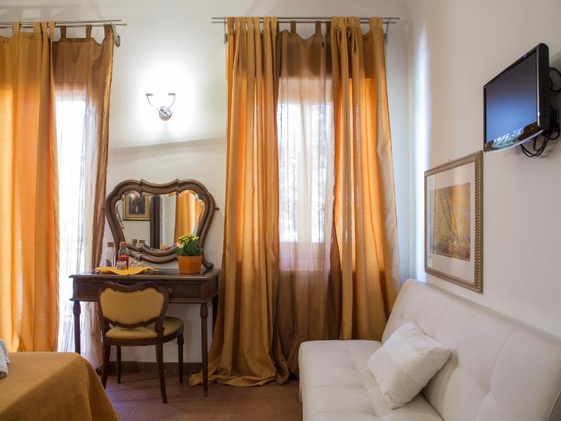 Double Room image 3