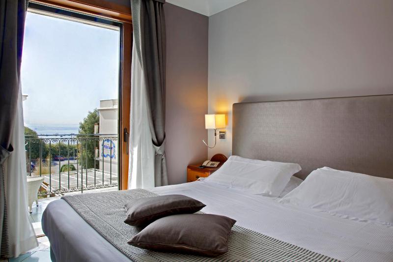Double Room with Sea View image 2