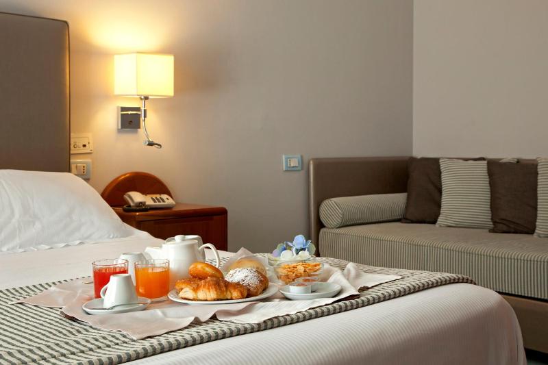 Double Room with Sea View image 3