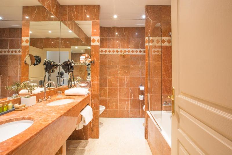 Junior Suite with City View image 3