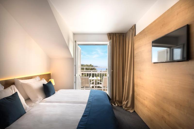 Double Room with Side Sea View and Balcony image 2