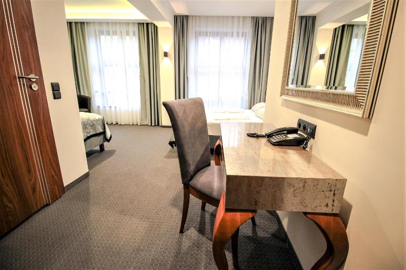 Deluxe Triple Room image 4