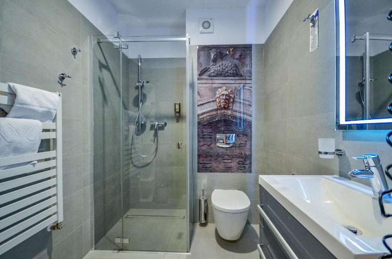 Deluxe Triple Room image 3