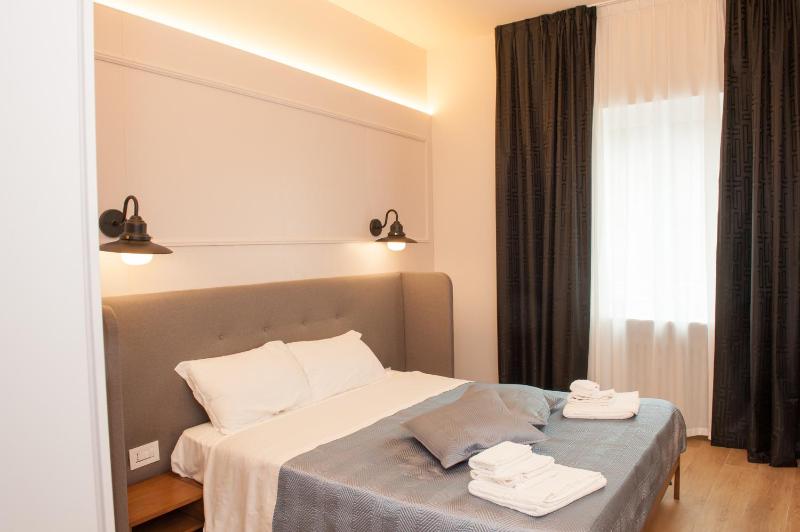 Deluxe Double Room image 2