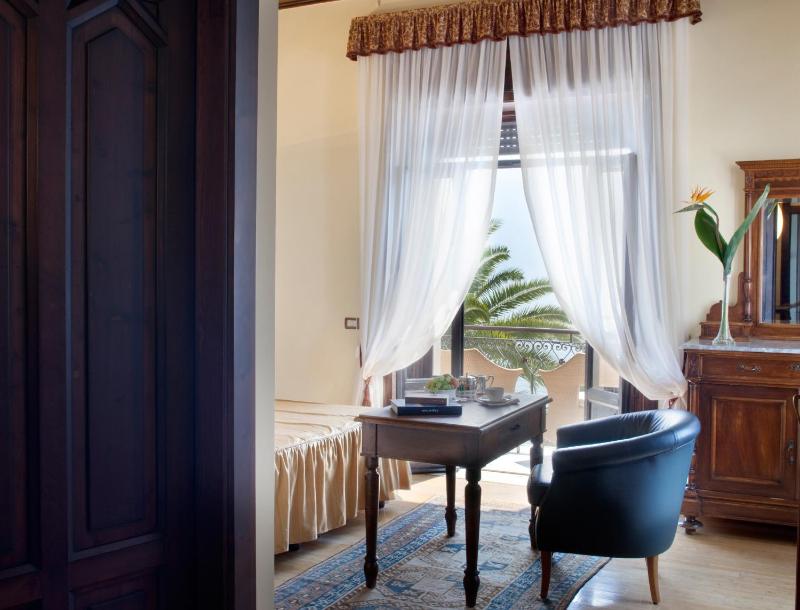 Superior Double Room with Balcony and Lake View image 4