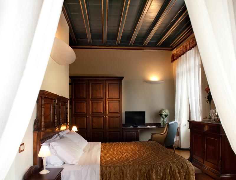 Superior Double Room with Balcony and Lake View image 3
