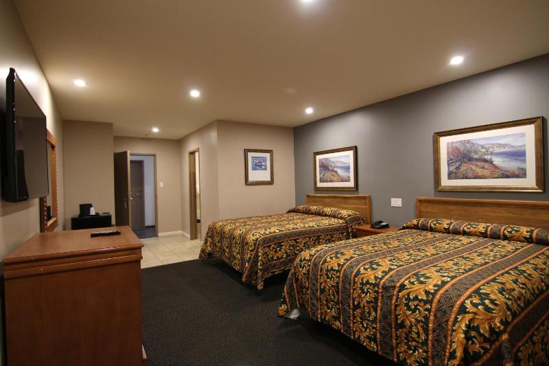 Queen Room with Two Queen Beds image 4