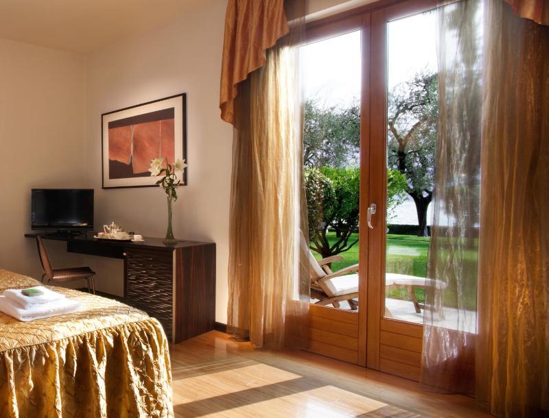 Superior Double or Twin Room with Lake View image 4