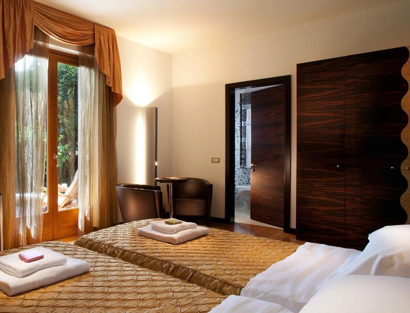Superior Double or Twin Room with Lake View image 1
