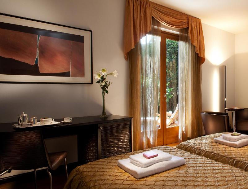 Superior Double or Twin Room with Lake View image 3