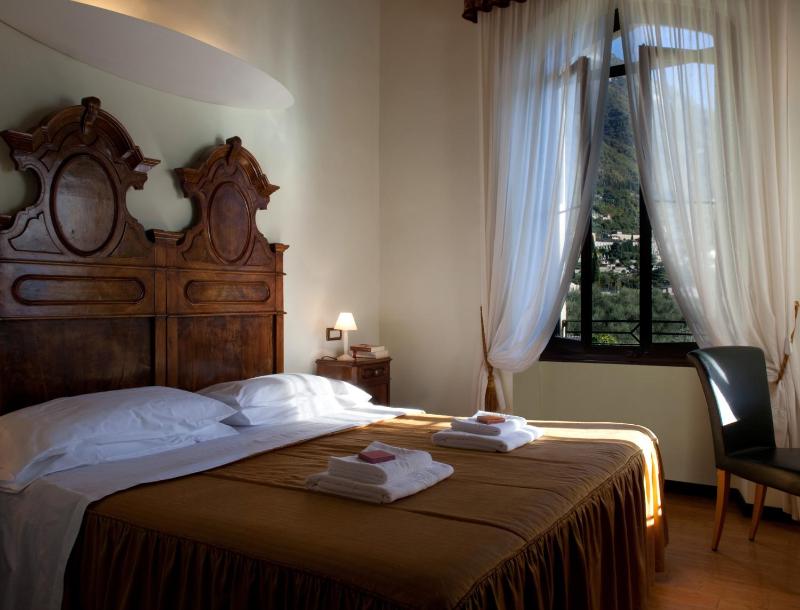 Double or Twin Room with Lake View image 1