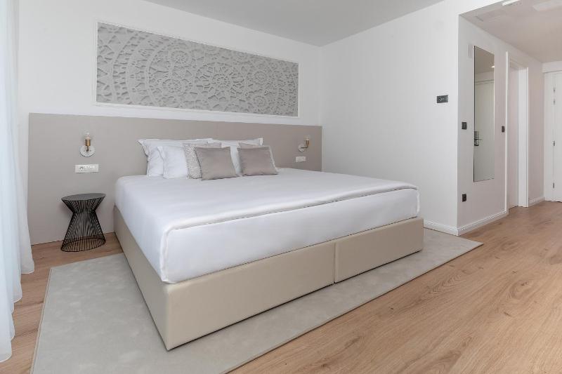 Superior King Room with Sea View image 4