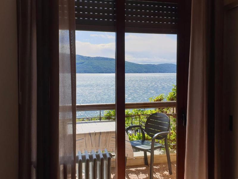 Superior Double Room with Balcony and Lake View image 4