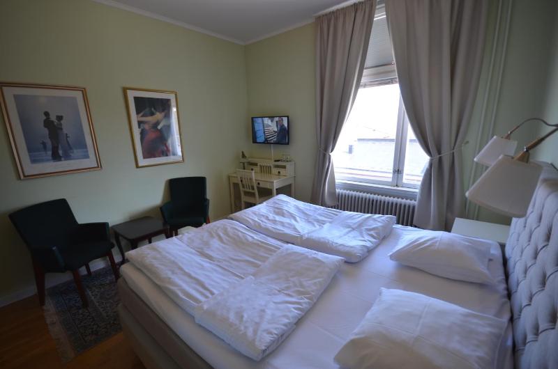 Standard Double Room image 3