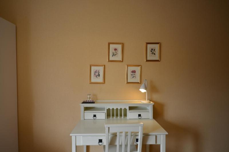 Single Room image 4
