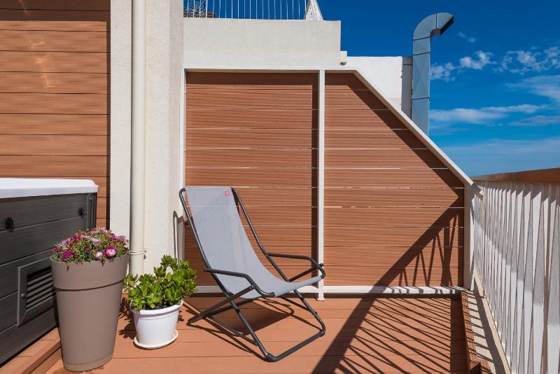 Deluxe Apartment with jacuzzi image 3