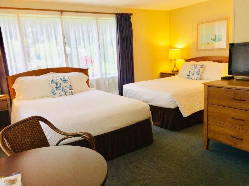 Deluxe Queen Room with Two Queen Beds image 4