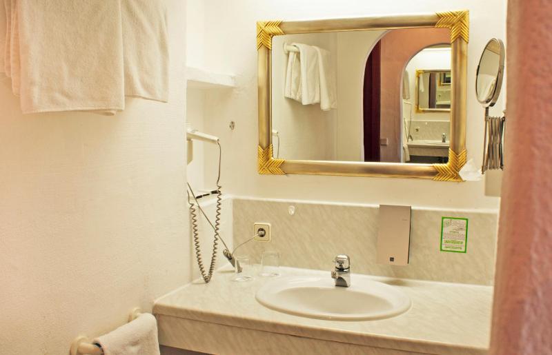 Standard  Double Room image 3