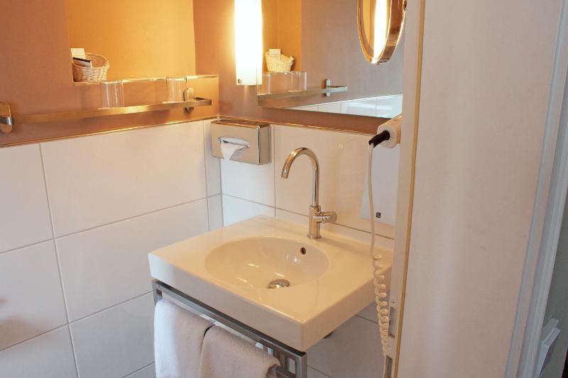 Standard  Double Room image 4