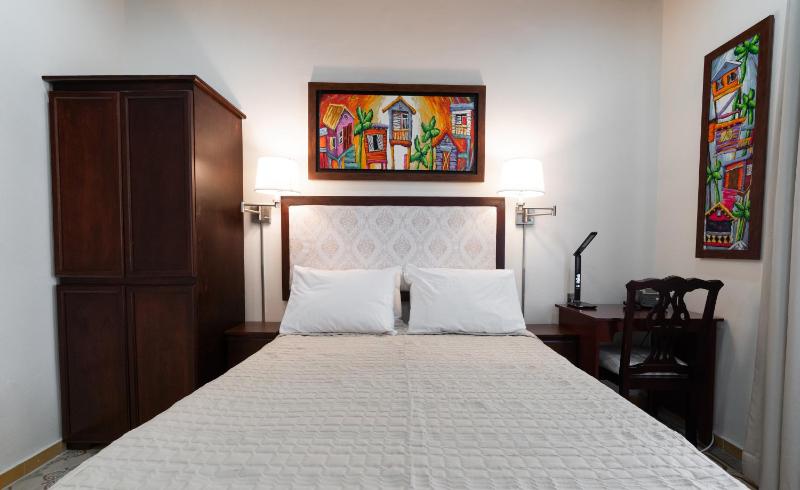 Deluxe Queen Room image 2