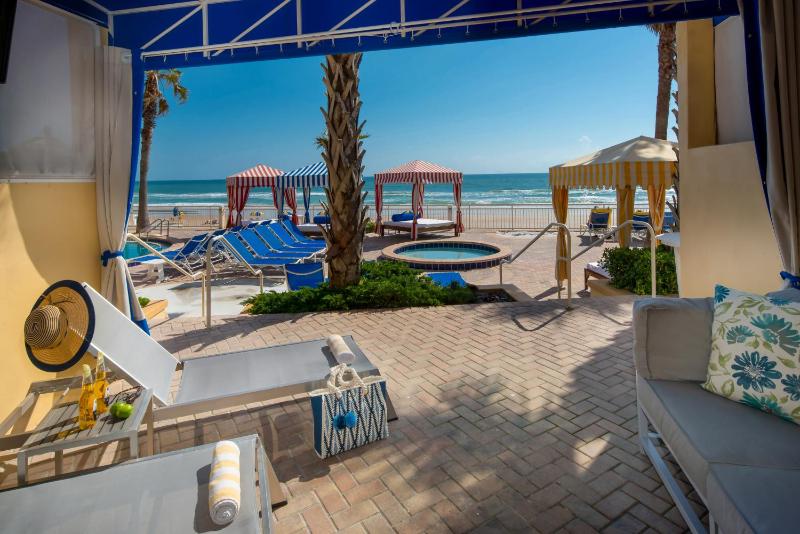 Oceanfront Double Cabana Guestroom image 3