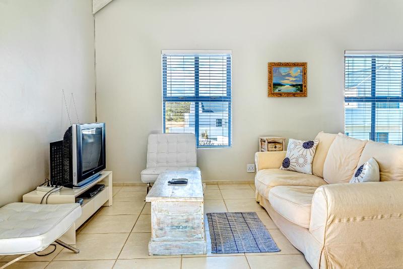 PERFECT 10 - 10 to 14 Sleeper Luxury Holiday Home with Breakage Deposit of R2500 - image 15